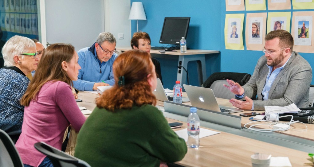 David Wrisley facilitating a discussion at the American University of Paris’s Teaching and Learning Center.